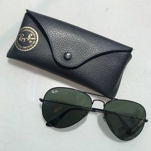 Black Aviator Ray bans